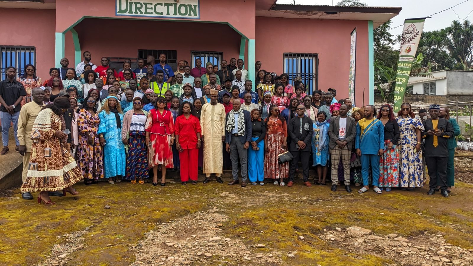 Photo de groupe des participants de la session du CNFFDP dans la Menoua, devant le bâtiment de la direction.