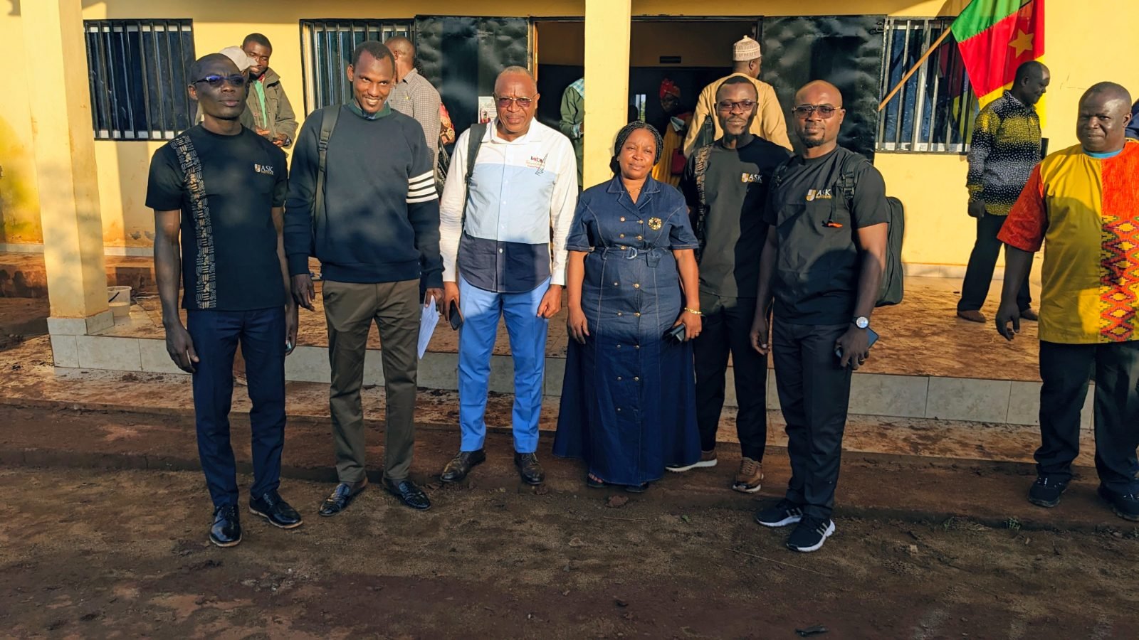 Photo de groupe de membres de l’équipe de ASK Institute et de participants devant un bâtiment, à l’issue de la journée.