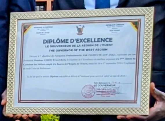 Diplôme d’excellence décerné à ASK Institute à l’occasion du Carrefour des métiers couplé à la Bourse de l’emploi de l’Ouest.