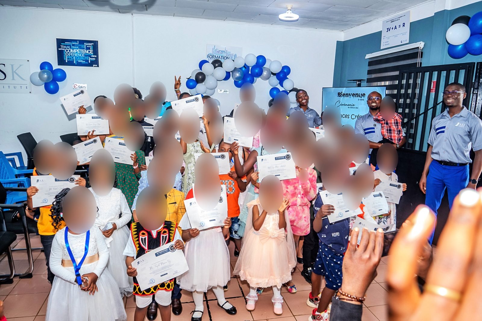 Les participants de la première édition, leur attestation en main, réunis lors de la cérémonie de clôture, en 2025