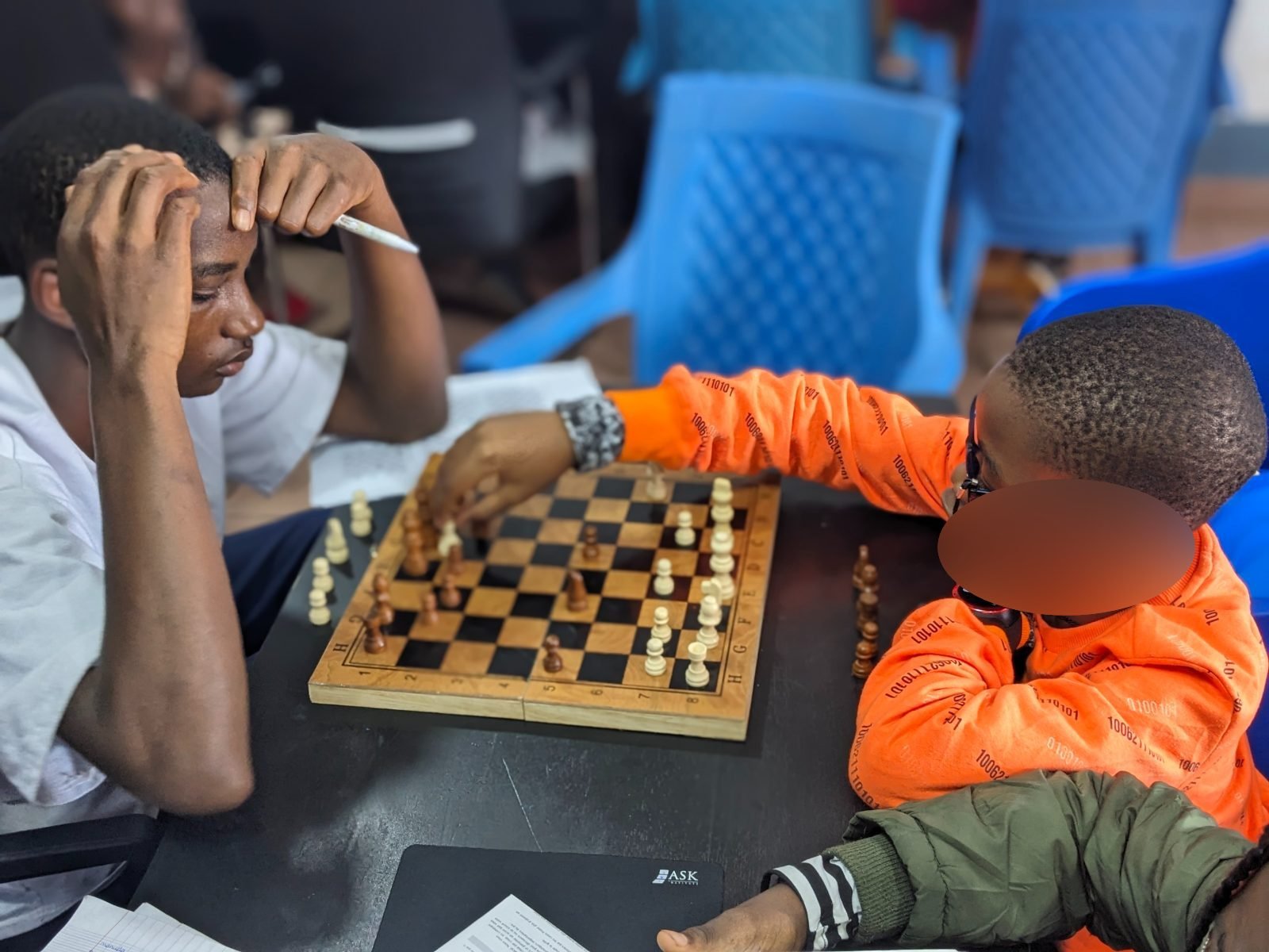 Deux participants disputent une partie d’échecs pendant la première édition du programme, en 2025