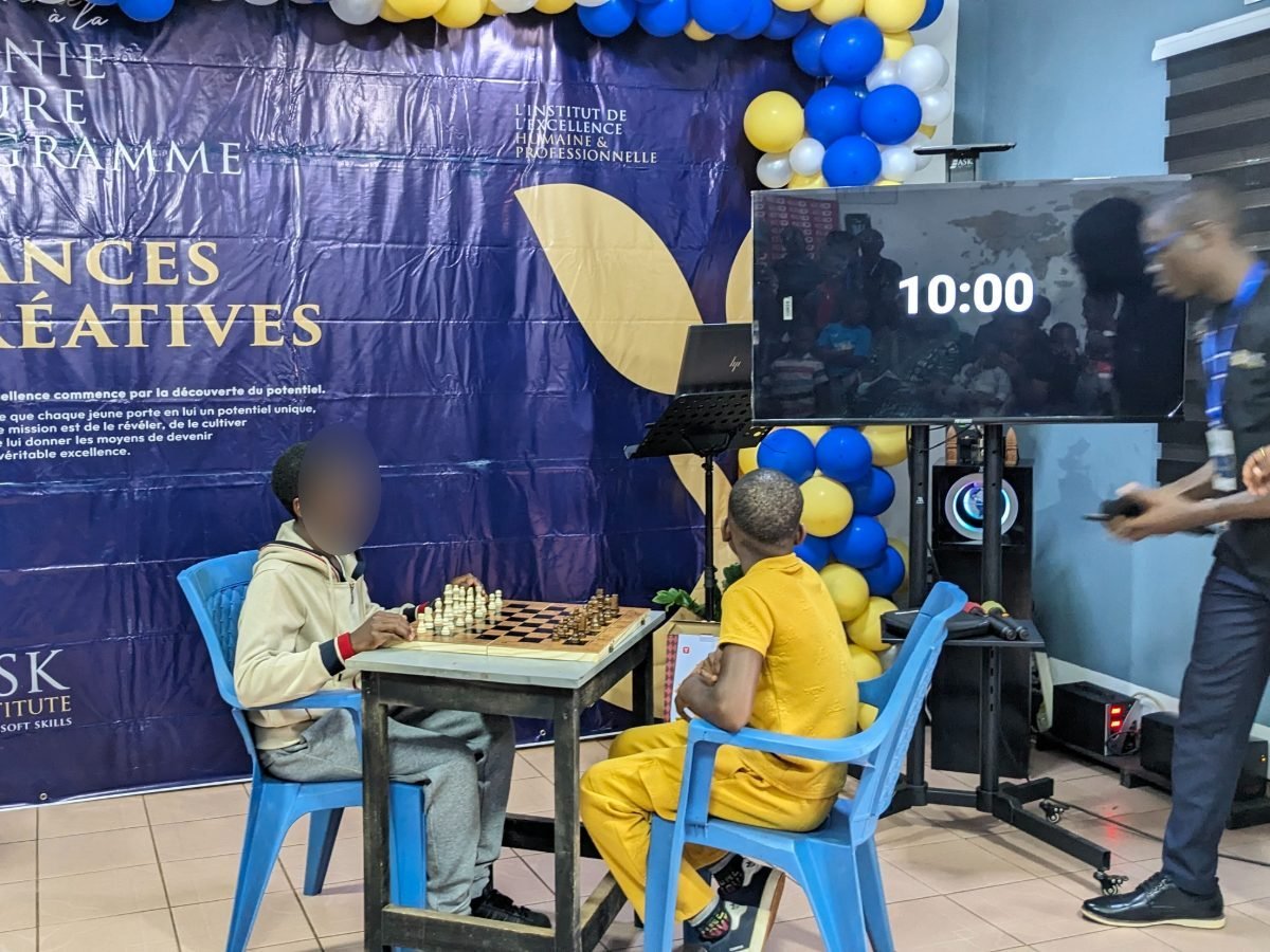 Démonstration de jeu d’échecs lors de la cérémonie de clôture de l’édition 2026 du programme Vacances Créatives