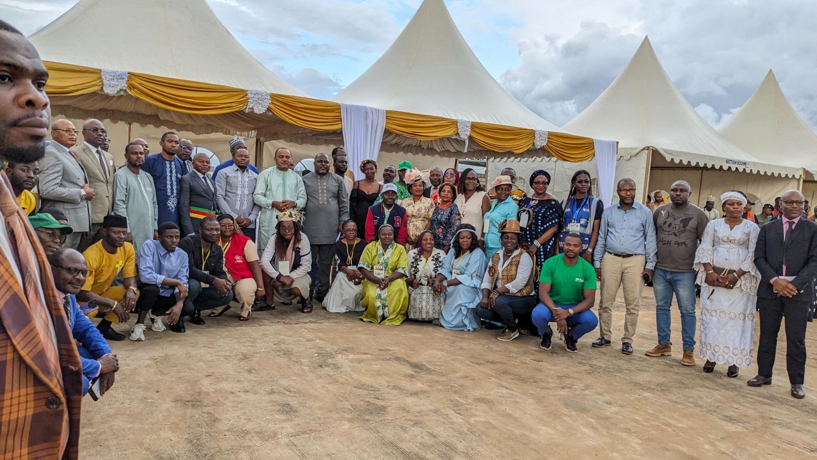 Photo de groupe des participants devant les tentes du CAMBE Ouest 2026.