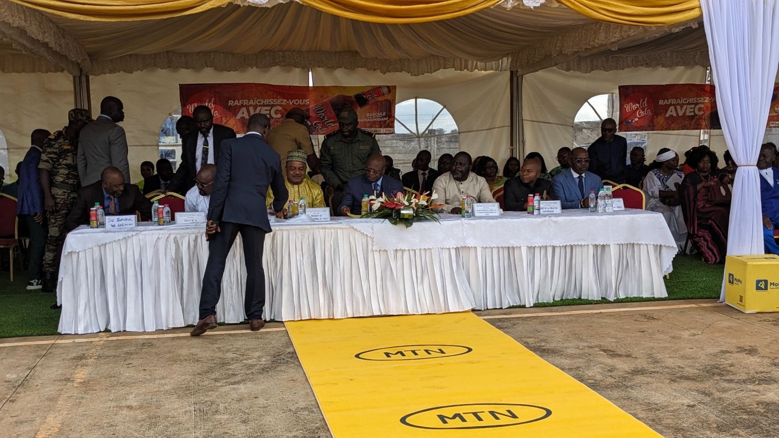 La table officielle du CAMBE Ouest 2026, sous une tente, face à un tapis jaune.