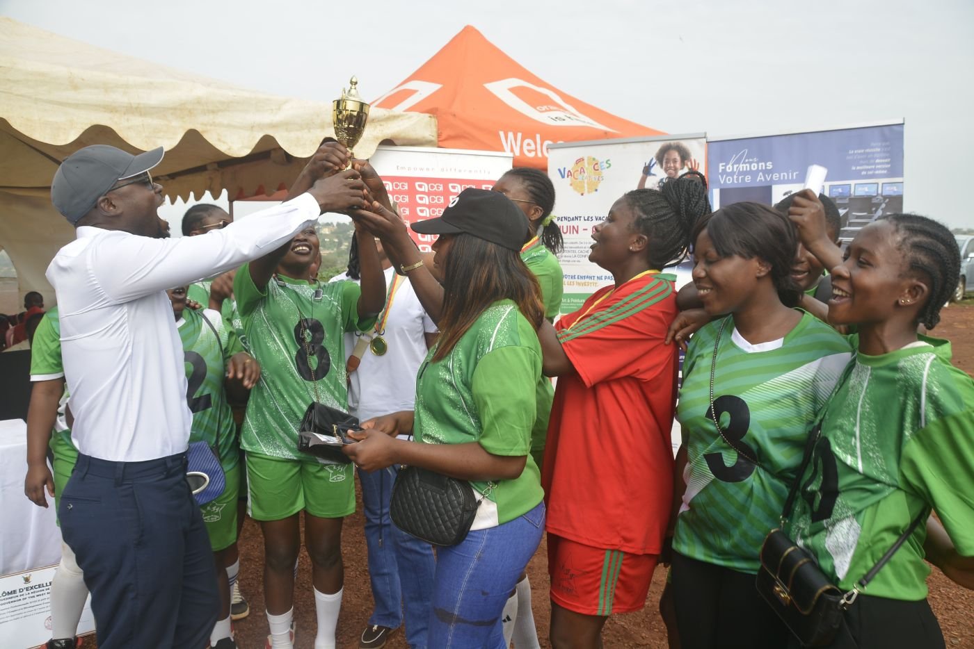 Les joueuses lèvent le trophée du handball féminin que vient de leur remettre le Promoteur de l’Institut.