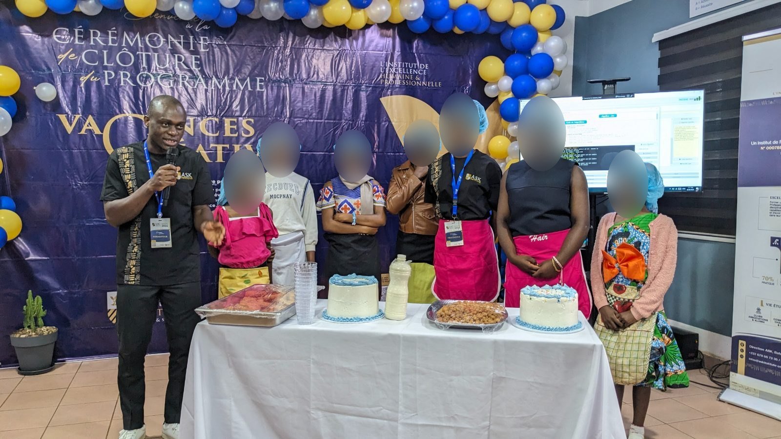 Les participants de l’atelier de cuisine présentent leurs gâteaux lors de la cérémonie de clôture.